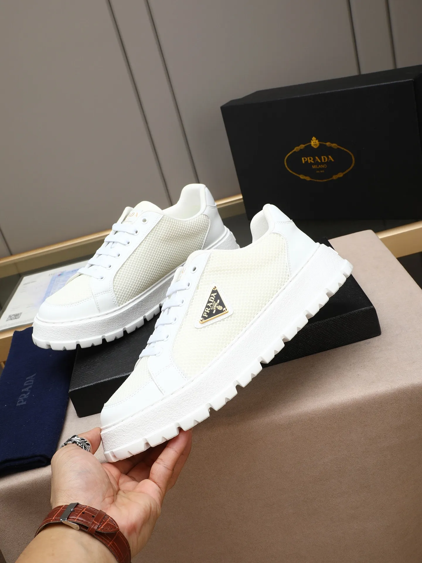 Men's Men's Shoes 💰440 Prada/Prada Men's new casual shoes, this sports shoe is made of imported calfskin upper with breathable mesh and breathable mesh lining. The foot pads are made of sheepskin, and the outsole is made of non-slip sports exclusive rubber outsole with logo. It feels good on the feet and is a fashionable item! Size: 38-44 (45 customized)